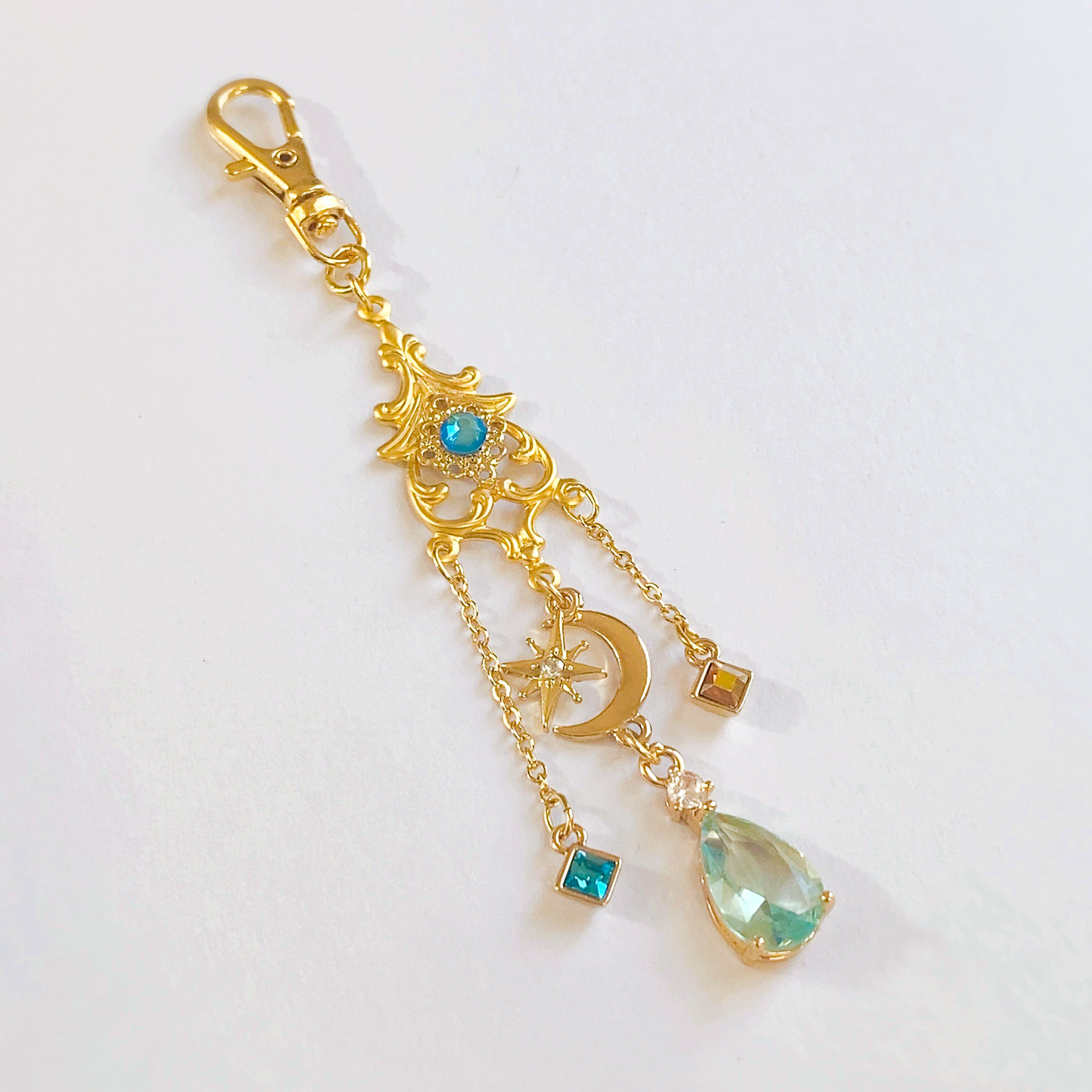 【シャルエ】魔法帽に揺れる星月の宝飾【イメージネックレス】